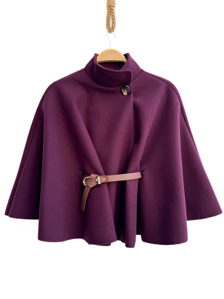 Poncho corta con cinturón y cuello alto