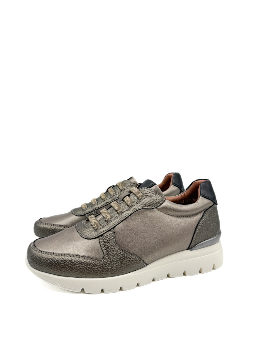 Zapatillas Urbanas de Piel Gris Metálica con Suela Acolchada y Detalles Elegantes