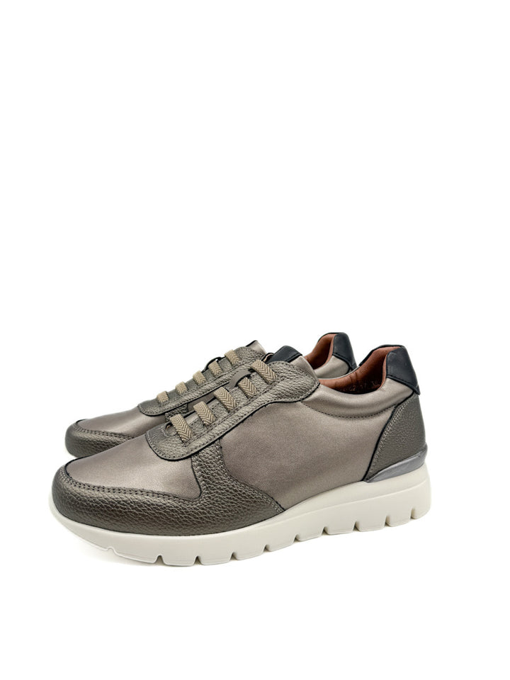 Zapatillas Urbanas de Piel Gris Metálica con Suela Acolchada y Detalles Elegantes