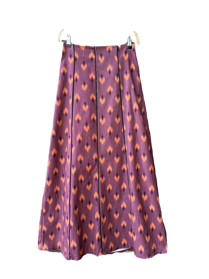 Conjunto vintage de blusa fruncida y falda larga con estampado ikat en tonos morados y naranjas