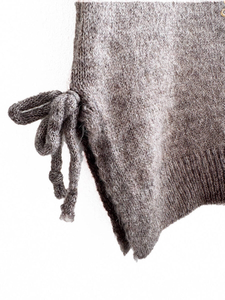 Chaleco de Punto Marrón con Estrella Dorada y Lazos