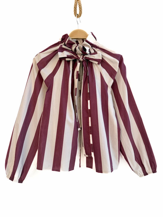 Blusa de rayas con lazo al cuello, tela fluida y puños fruncidos.