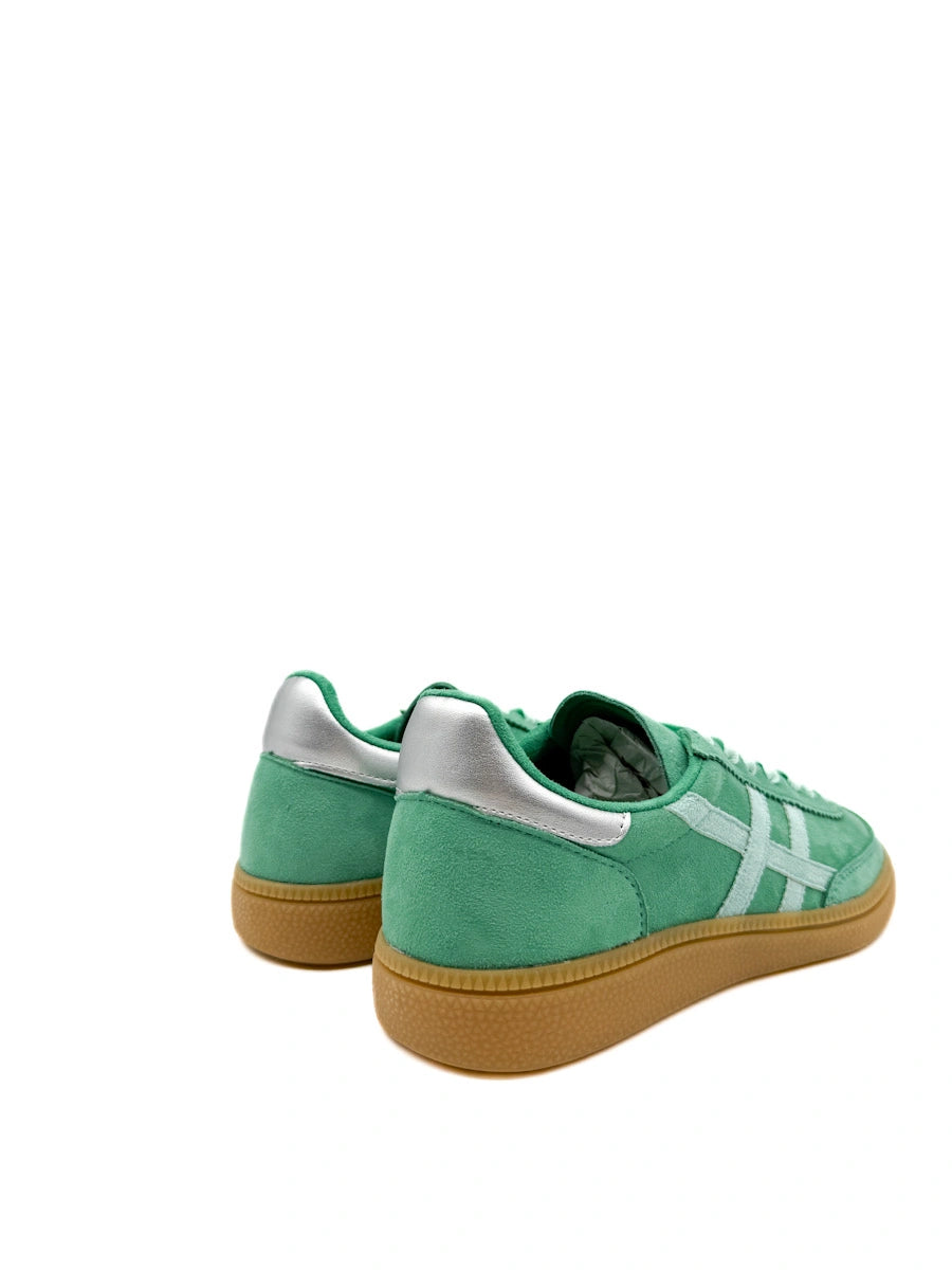 Zapatillas Corina Estilo Terrace con Detalles de Contraste y Suela Texturizada.