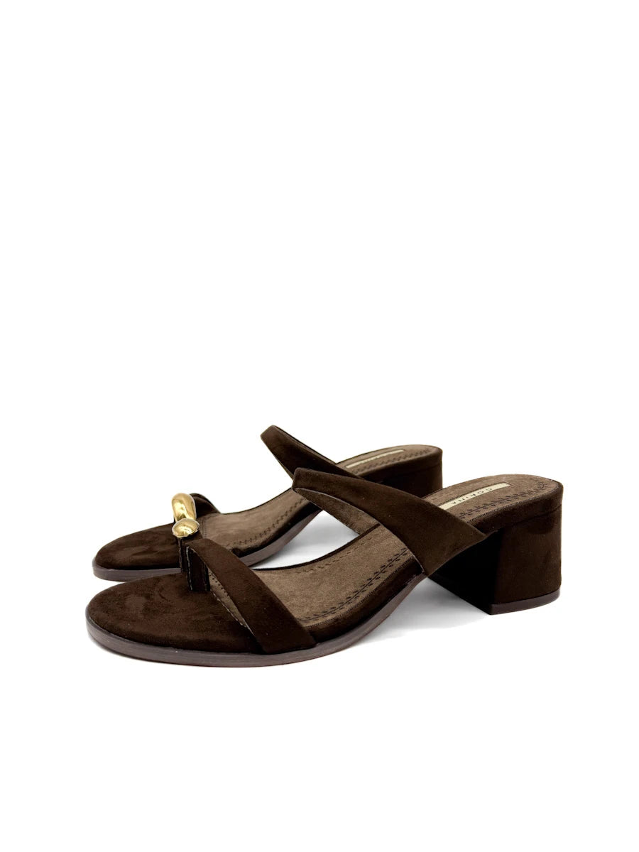 Sandalias de Tacón Bloque Corina con Detalle Dorado y Tira de Dedo