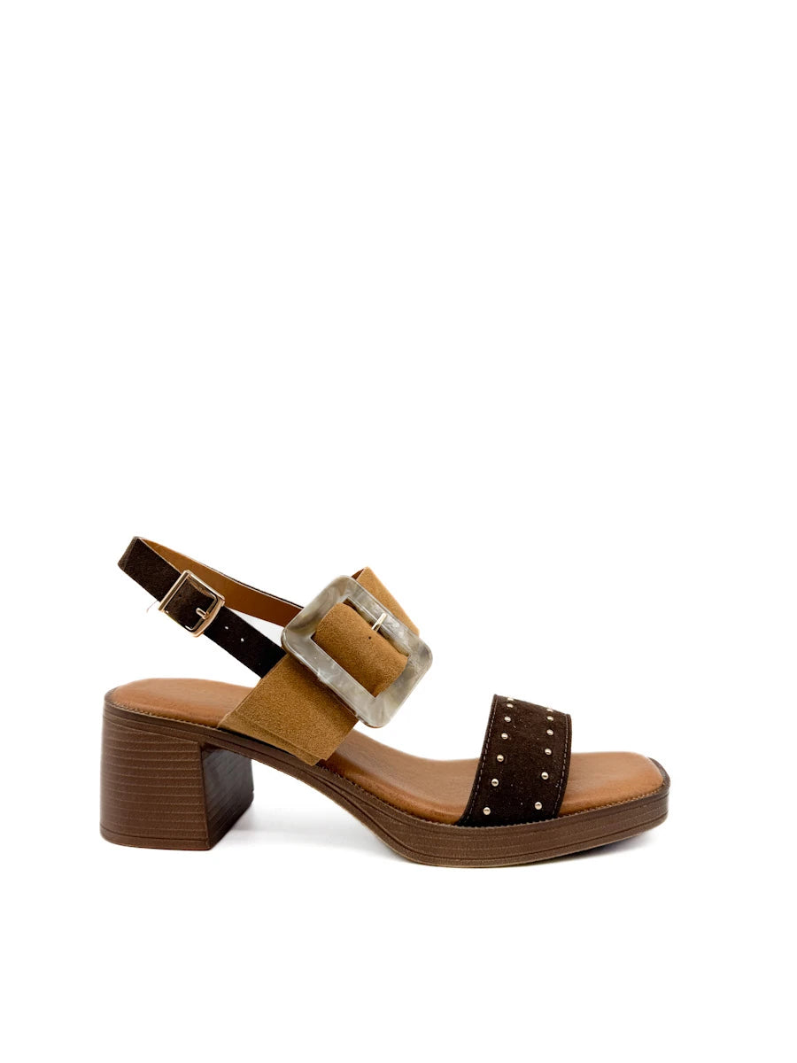 Sandalias marrones con tachuelas y hebilla nacarada frontal