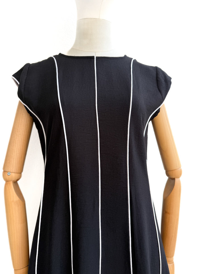 Vestido largo con líneas verticales en contraste – Disponible en varios colores