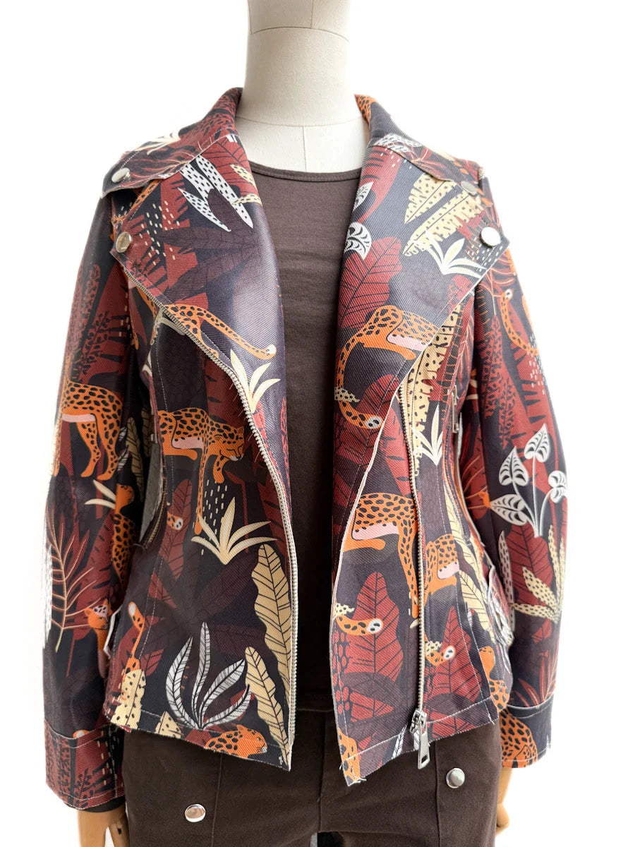 Chaqueta Biker con Estampado Tropical y Leopardo – Diseño Audaz y Moderno