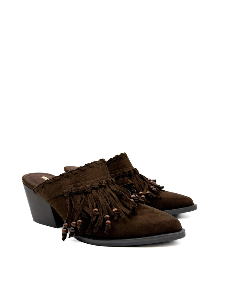 Mules Corina estilo boho-chic en caeml  con flecos y cuentas.