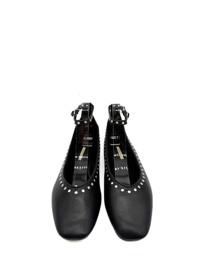 Bailarina Negra con Tachuelas y Correa de Tobillo Corina M5607