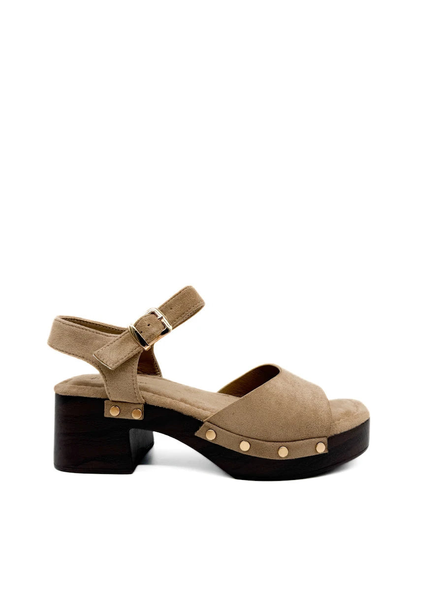 Sandalia zueco camel pulsera tobillo plataforma madera y tachuelas.