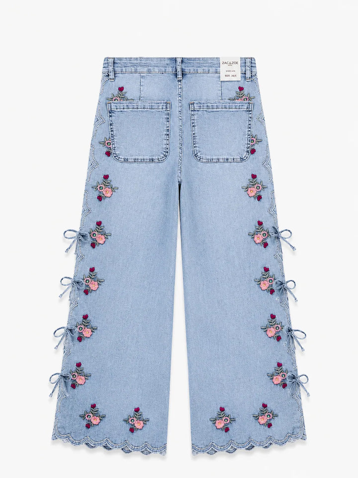 Jeans wide leg con bordado floral y aberturas laterales