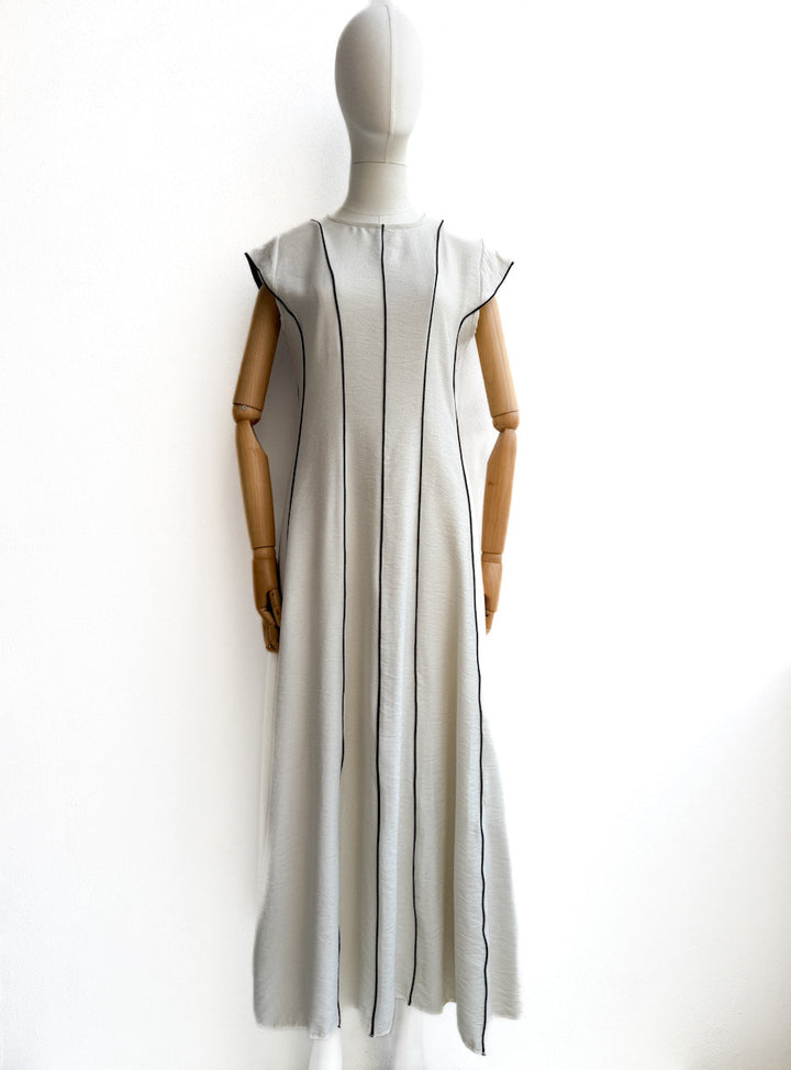 Vestido largo con líneas verticales en contraste – Disponible en varios colores