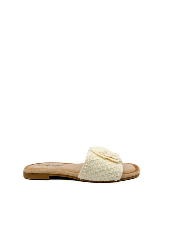 Sandalias marfil con flor de punto y punta cuadrada.