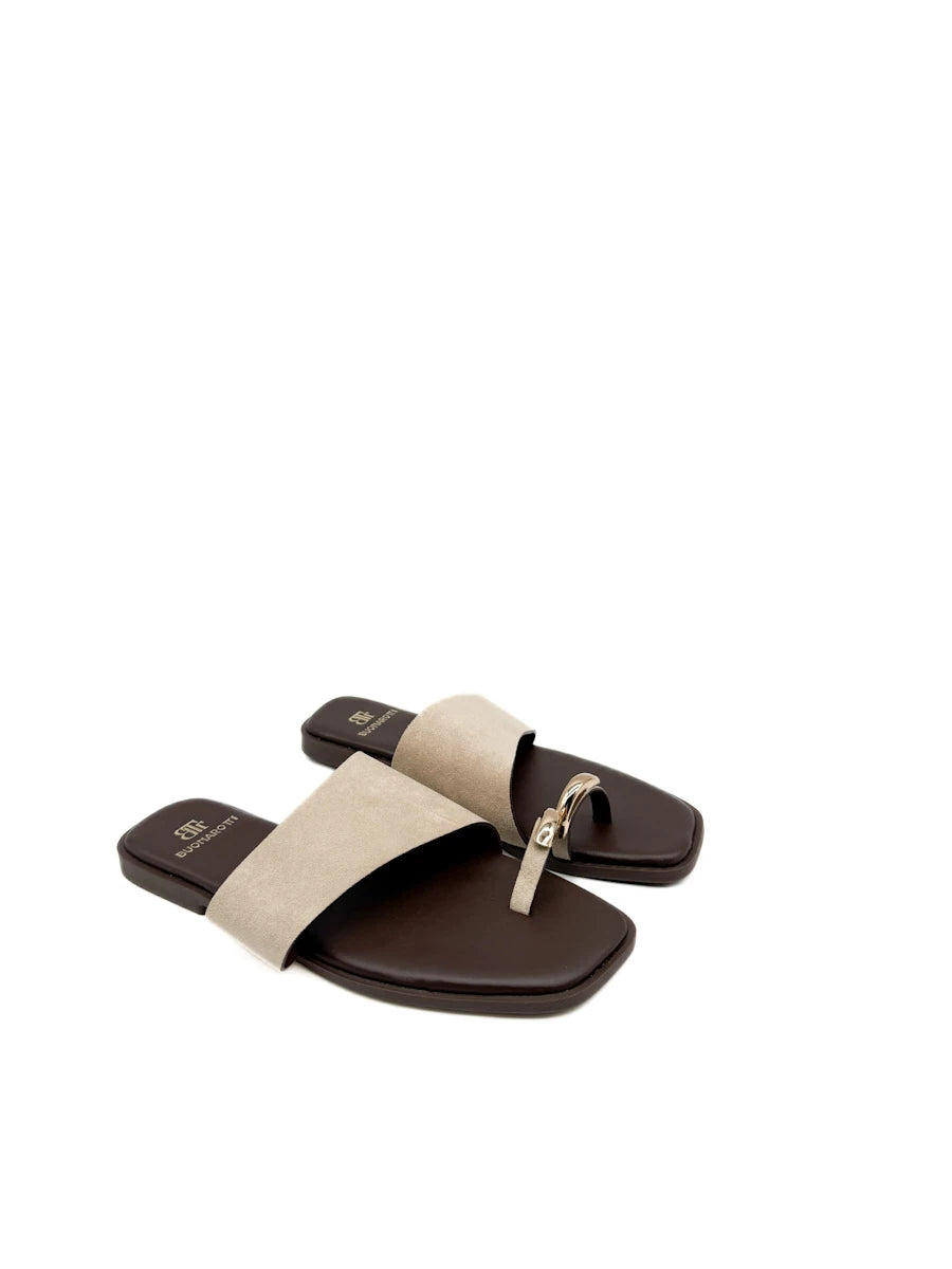 Sandalias Planas con Anillo Metálico y Pala Ancha
