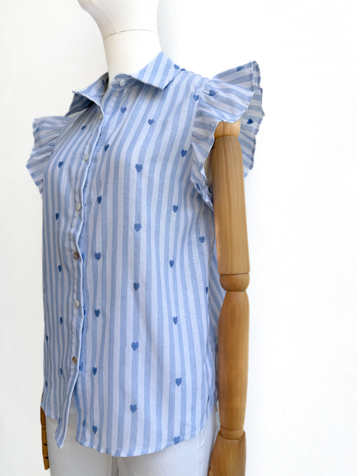 Blusa de rayas con volantes y estampado de corazones