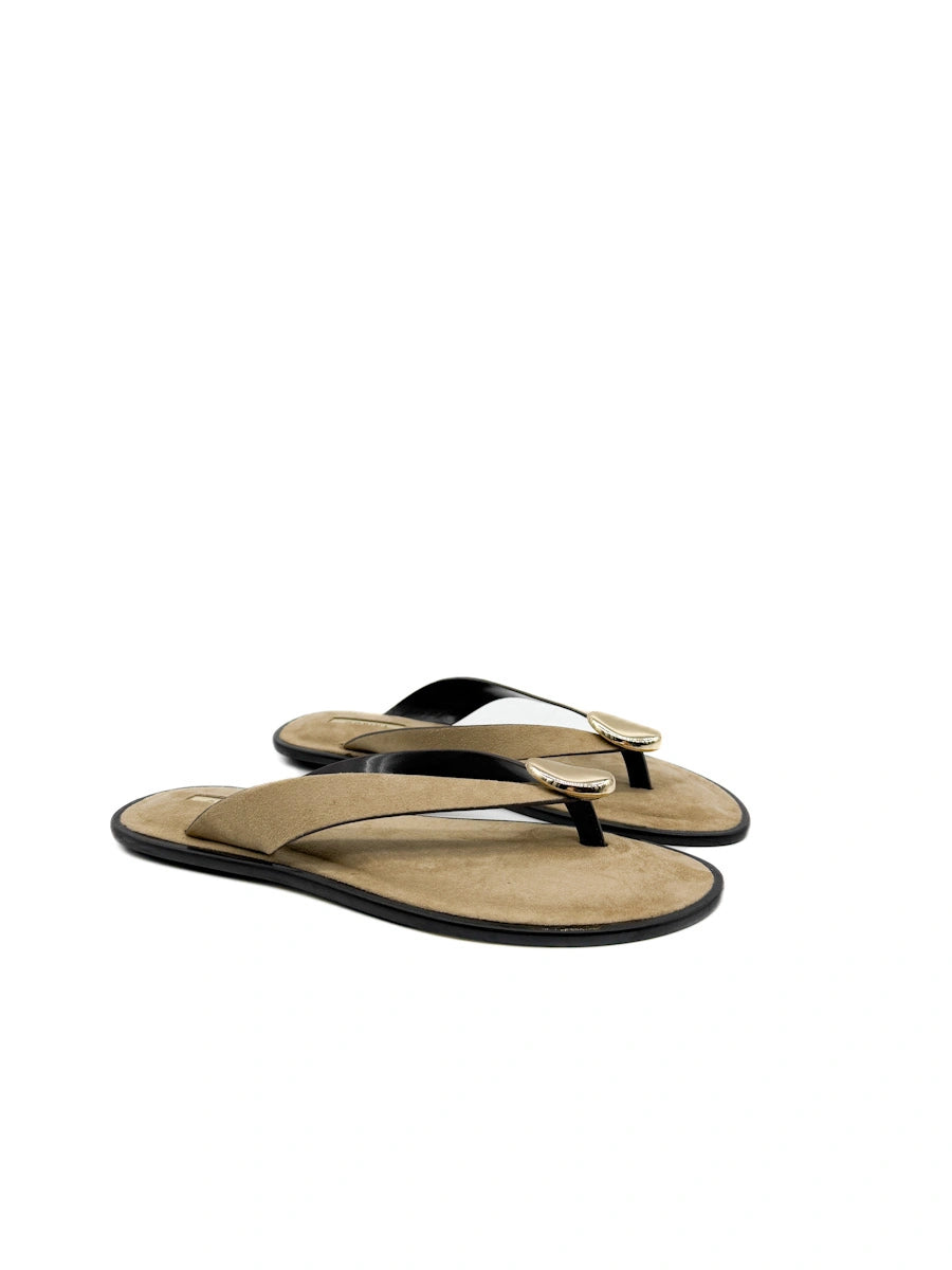 Sandalias de Dedo Corina con Adorno Metálico Dorado