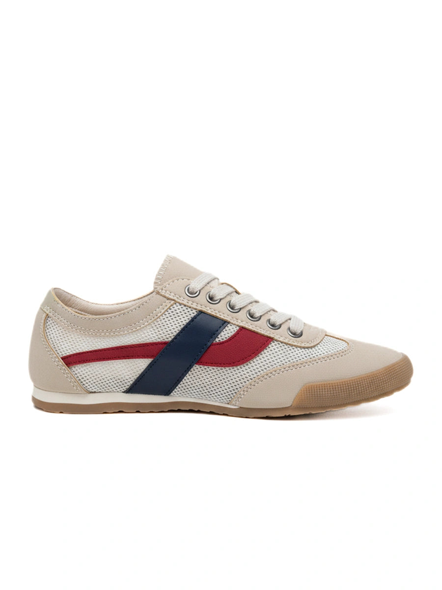 Zapatillas deportivas estilo vintage en color beige con detalles de malla y franjas laterales en azul marino y granate