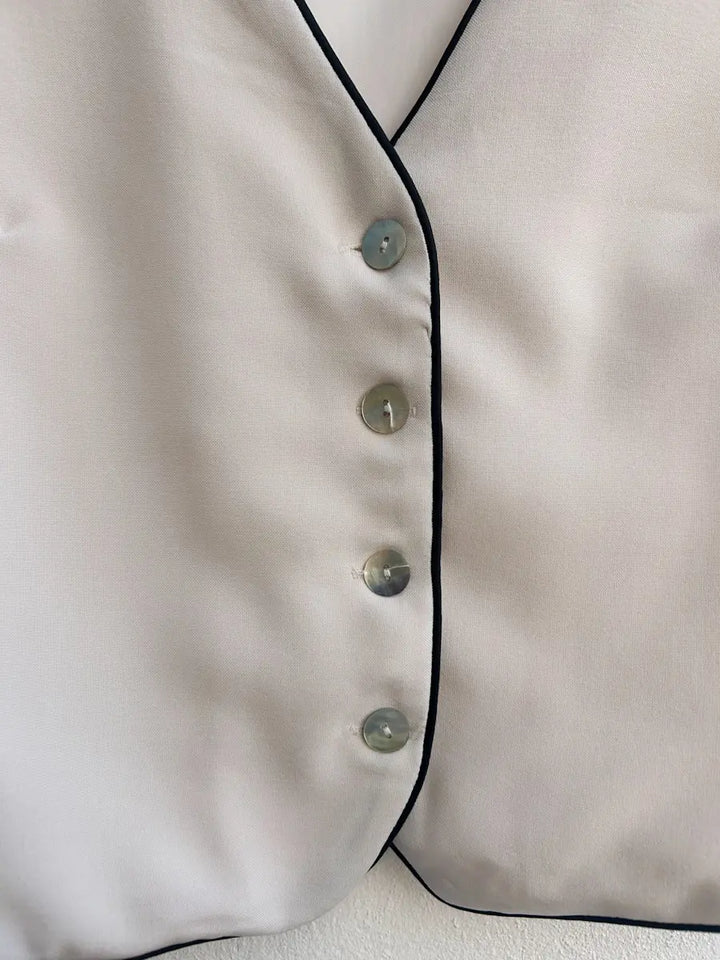 Chaleco y Falda Larga Con Ribetes Contrastantes