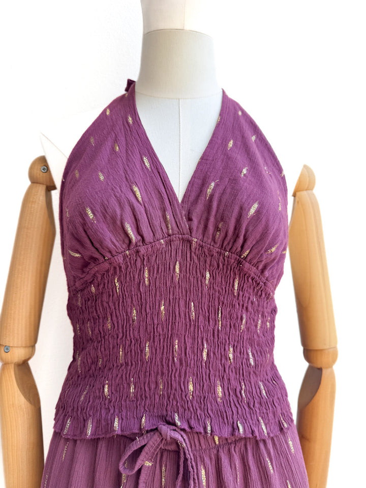 Conjunto halter de top smock y falda pantalón con detalles dorados