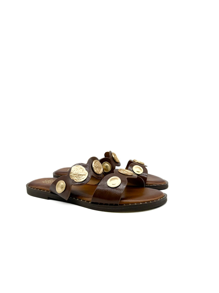 Sandalias de Pala con Medallones Estilo Griego y Tachuelas Doradas - Sandalias Planas de Cuero Marrón Retro