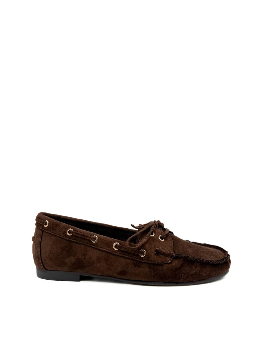 Mocasines de antelina marrón para mujer.