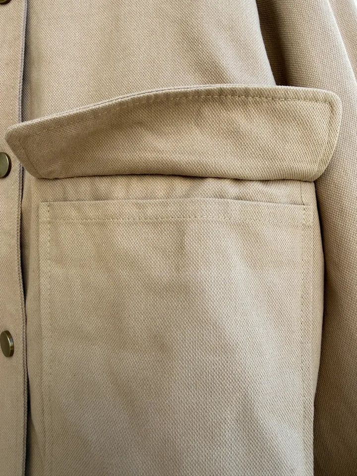 Chaqueta Corta con Cuello de Pana – Estilo Casual y Atemporal