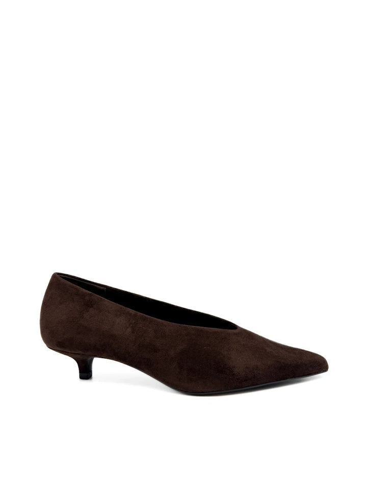 Zapato de Salón en Antelina con Tacón Sensato y Punta Afilada