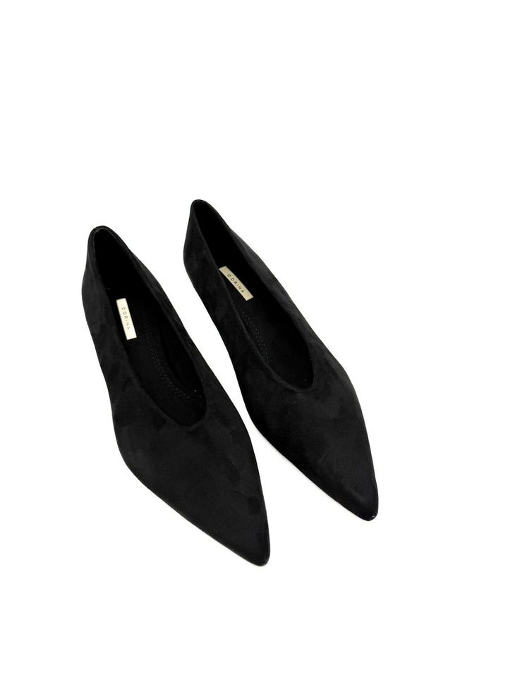Zapato de Salón en Antelina con Tacón Sensato y Punta Afilada