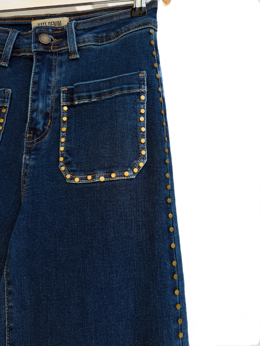 Jeans de Corte Ancho con Detalles Tachas Dorado Estilo Moderno y Elegante