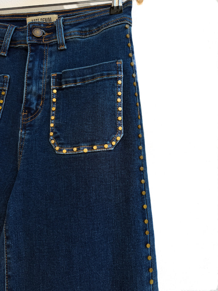 Jeans de Corte Ancho con Detalles Tachas Dorado Estilo Moderno y Elegante