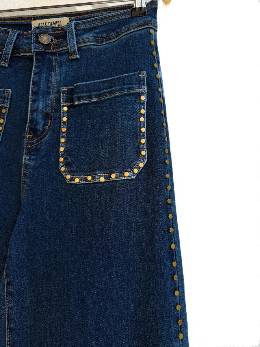 Jeans de Corte Ancho con Detalles Tachas Dorado Estilo Moderno y Elegante