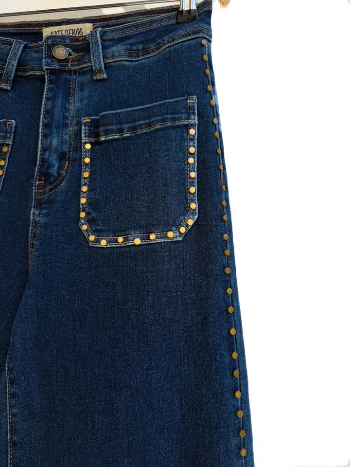 Jeans de Corte Ancho con Detalles Tachas Dorado Estilo Moderno y Elegante