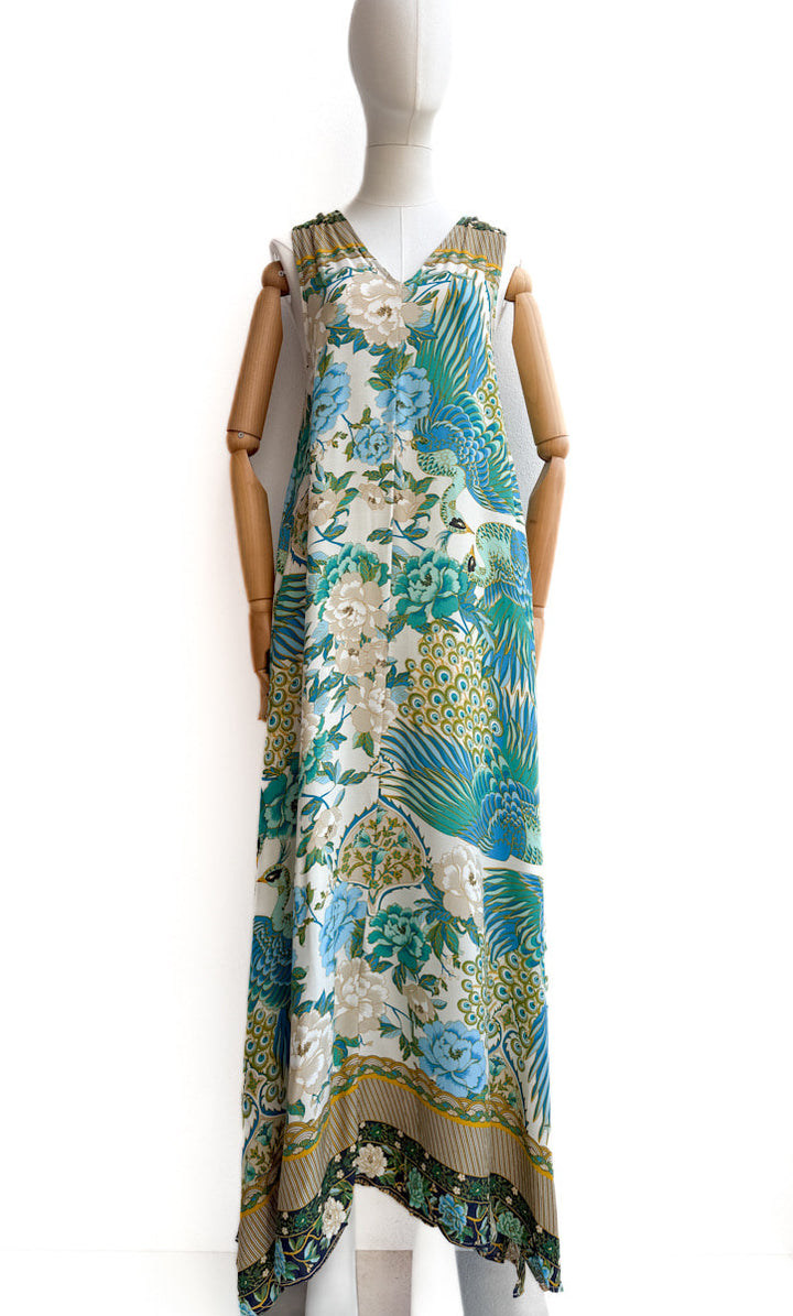 Vestido largo sin mangas con estampado floral y aves