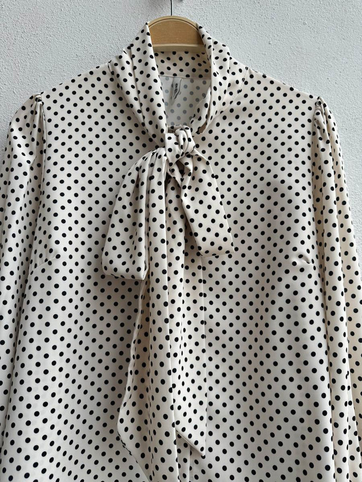 Blusa de Lunares con Lazo en el Cuello, Disponible en Beige y Mostaza