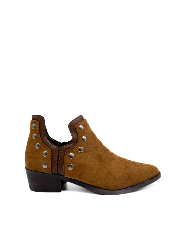 Botines cowboy con tachuelas y cremallera lateral.