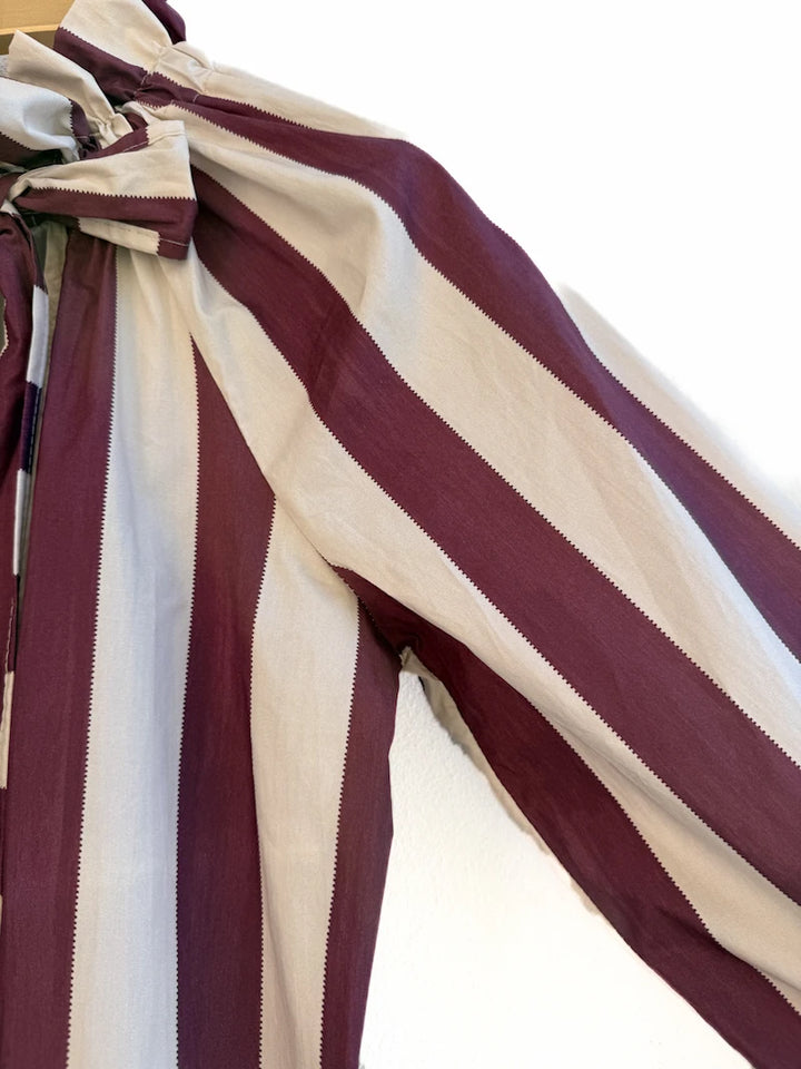 Blusa elegante de rayas verticales con lazo al cuello y manga larga