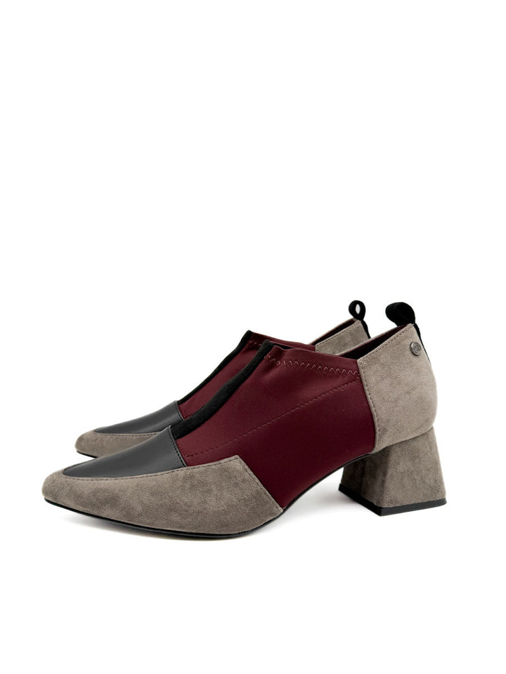 Zapatos de Tacón Bajo con Diseño de Bloques de Color y Texturas Mixtas.