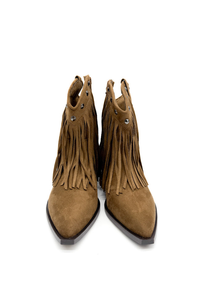 Botines cowboy con Flecos y Detalles Metálicos Corina M5796
