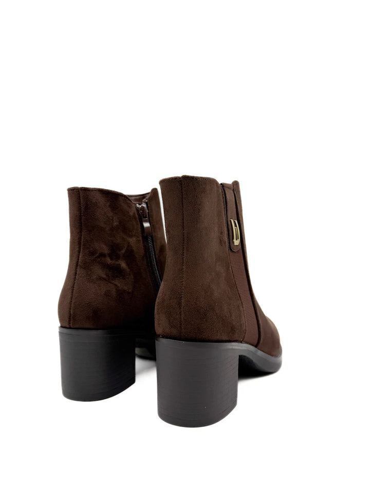 Botines de Tacón Ancho en Antelina con Detalle Elástico y Adorno Metálico