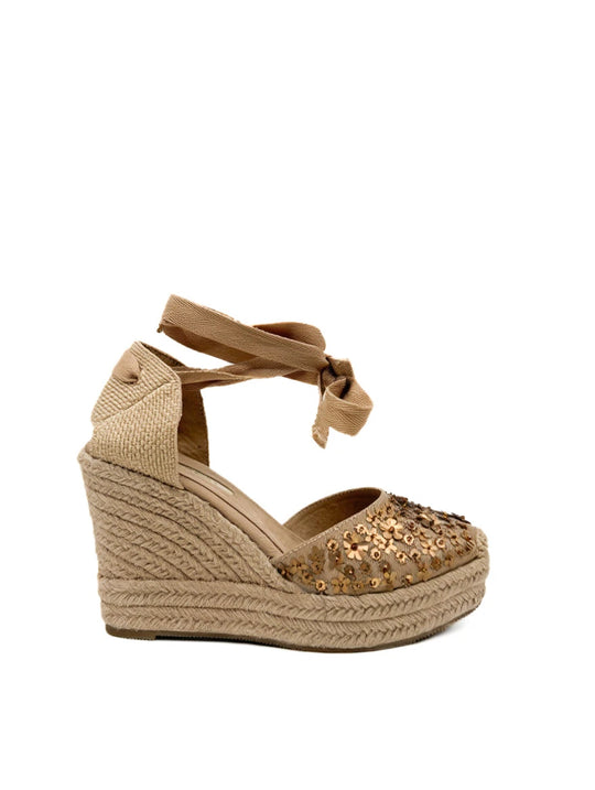 Cuñas de esparto con flores en relieve y lentejuelas.