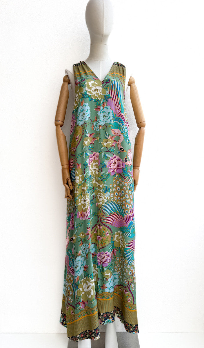 Vestido largo sin mangas con estampado floral y aves