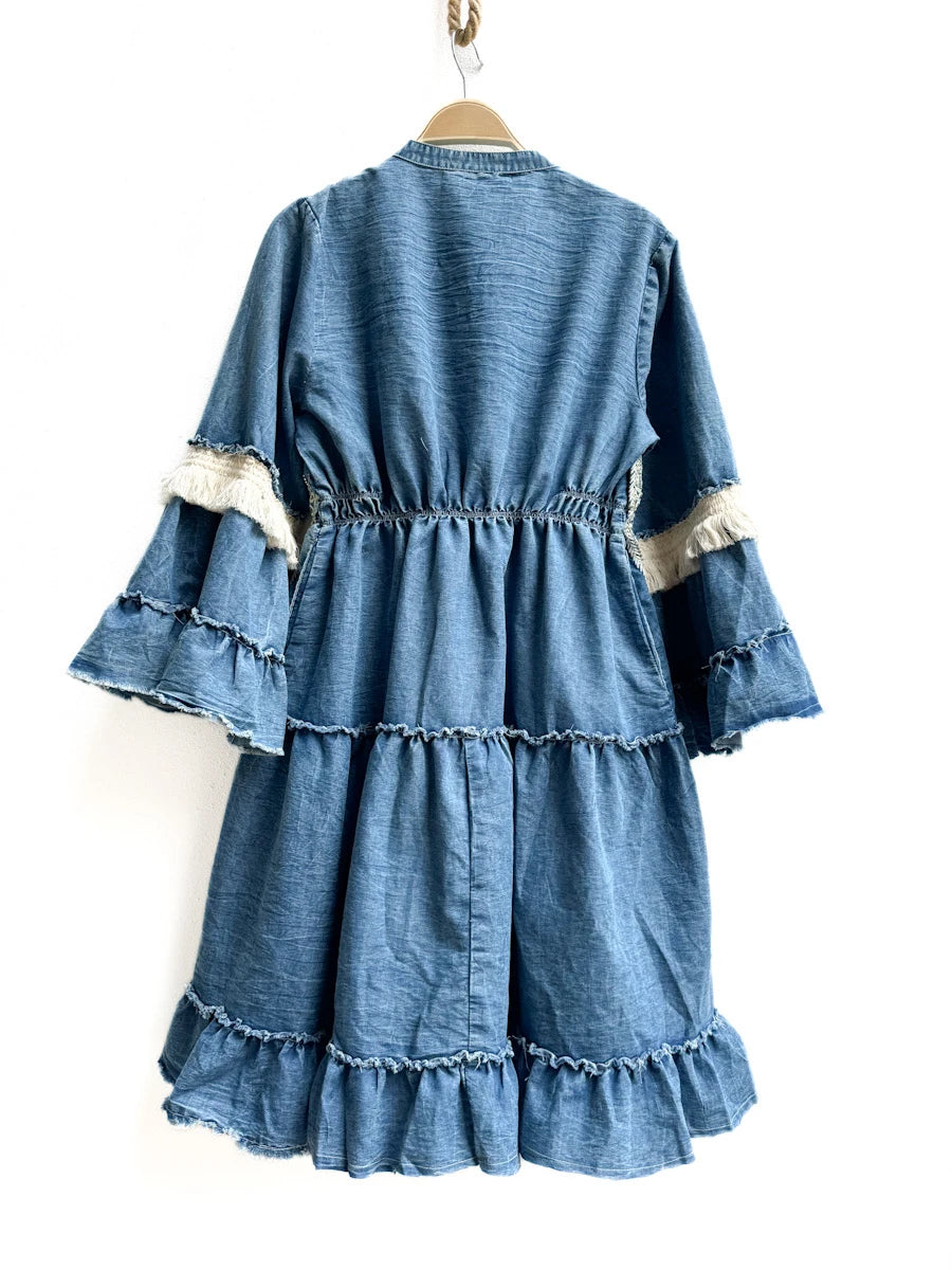 Vestido Bohemio de Mezclilla con Bordado Floral y Mangas Acampanadas