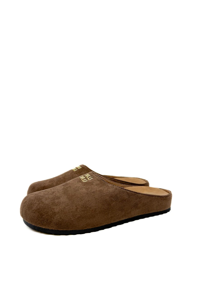 Zuecos Mule de Antelina con Detalle Metálico Dorado y Suela Dentada