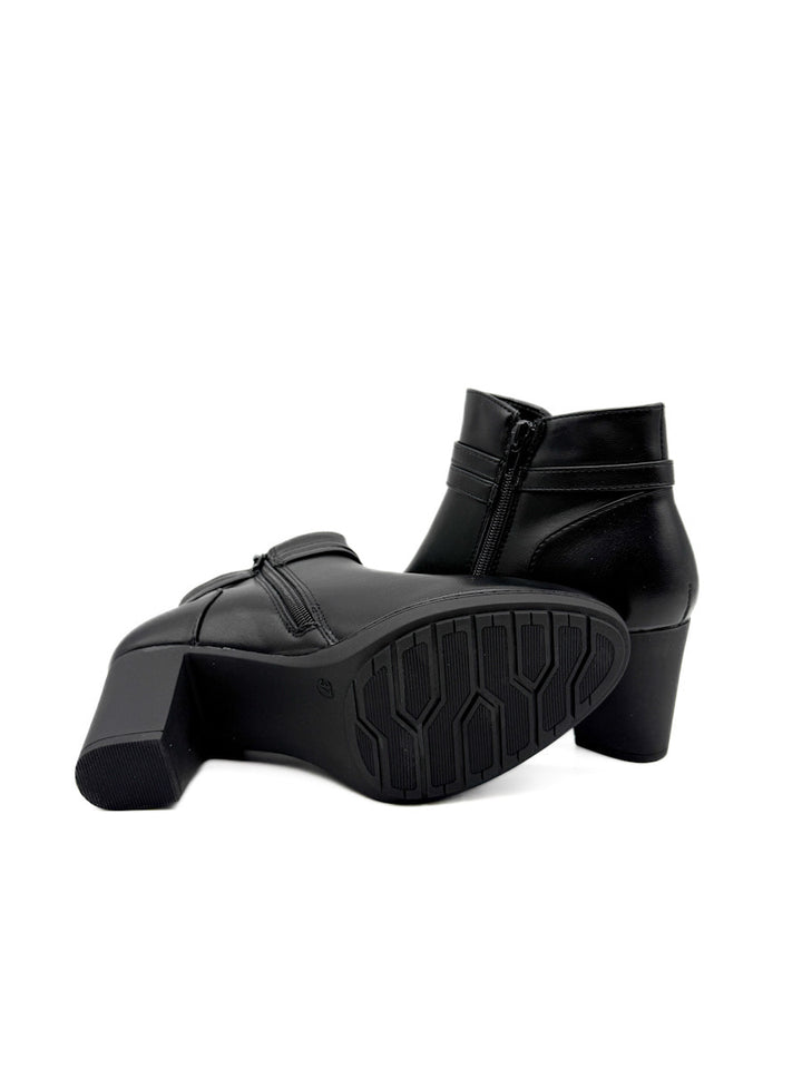 Botines con Hebilla Cruzada y Tacón Grueso: Elegancia y Comodidad en Cada Paso