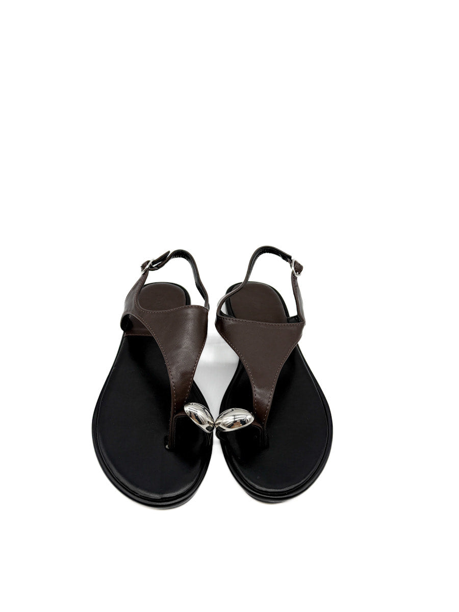 Sandalias Elegantes con Detalle Metálico y Correa Ajustable