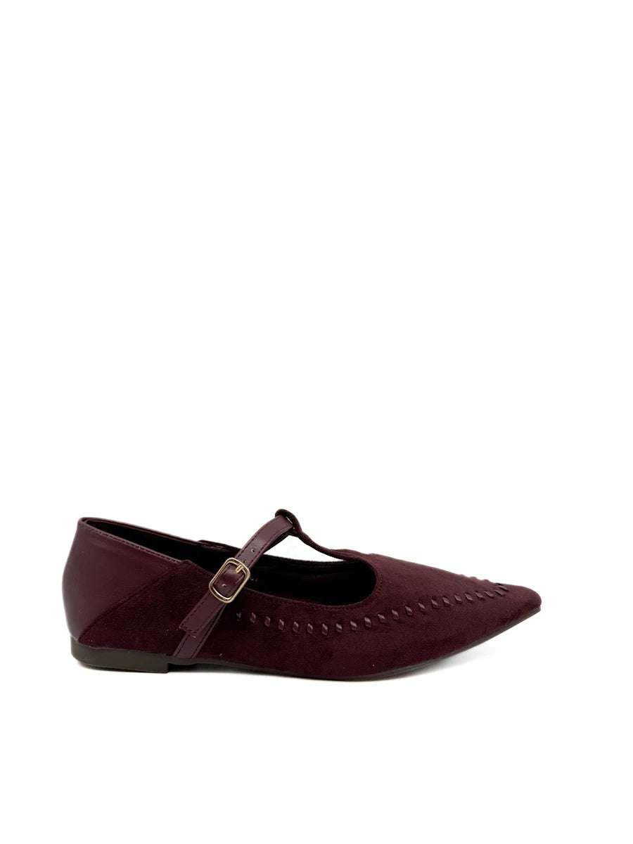Bailarinas T-strap de punta fina con hebilla.