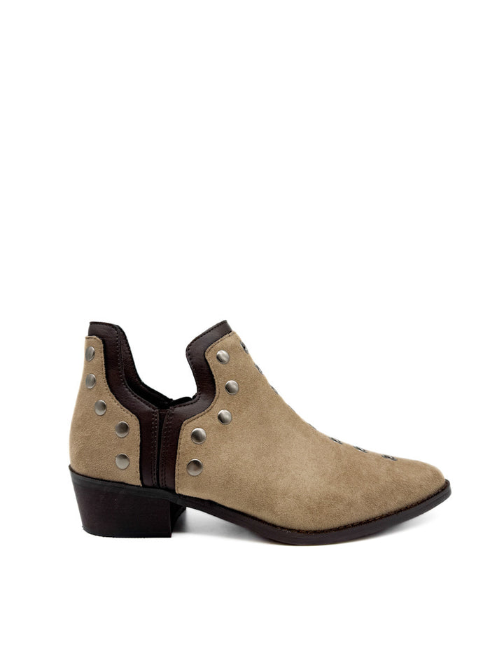 Botines cowboy con tachuelas y cremallera lateral.