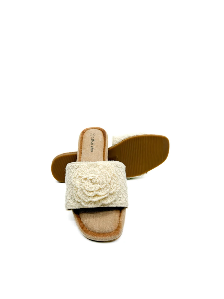 Sandalia Plana con Flor de Punto Tridimensional - Beige
