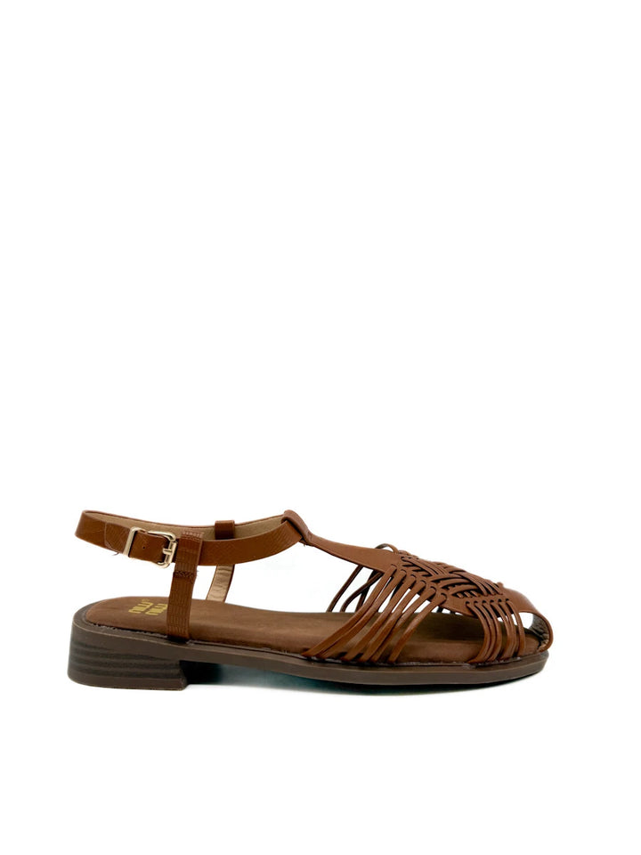 Sandalias planas trenzadas color marrón con hebilla.