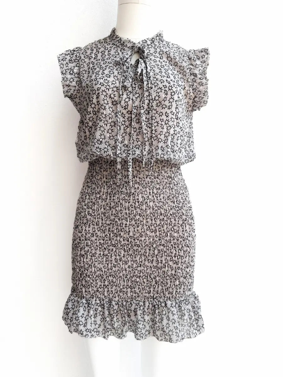 Vestido Corto Estampado con Nido de Abeja y Volantes Beige Negro única